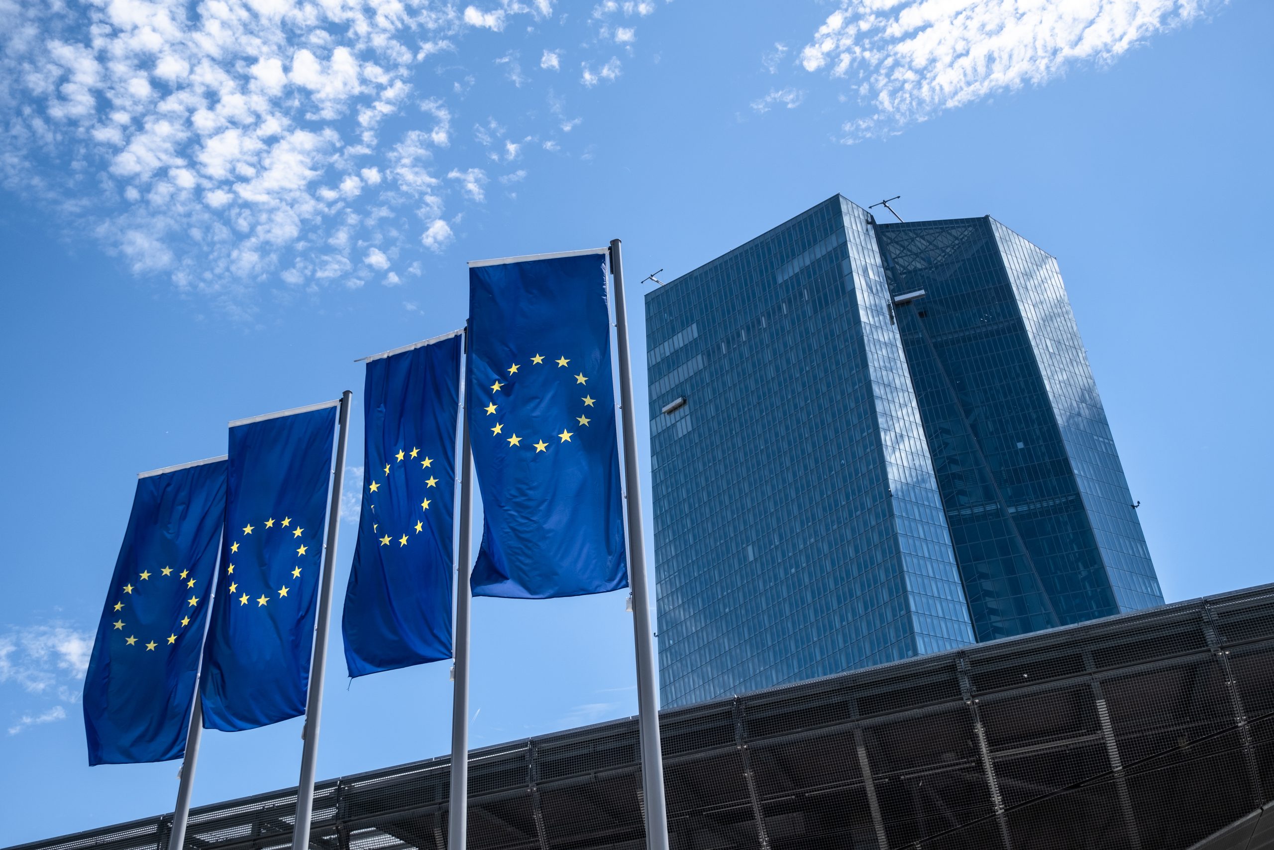 Europese vlaggen voor het hoofdgebouw van de Europese Centrale Bank in Frankfurt